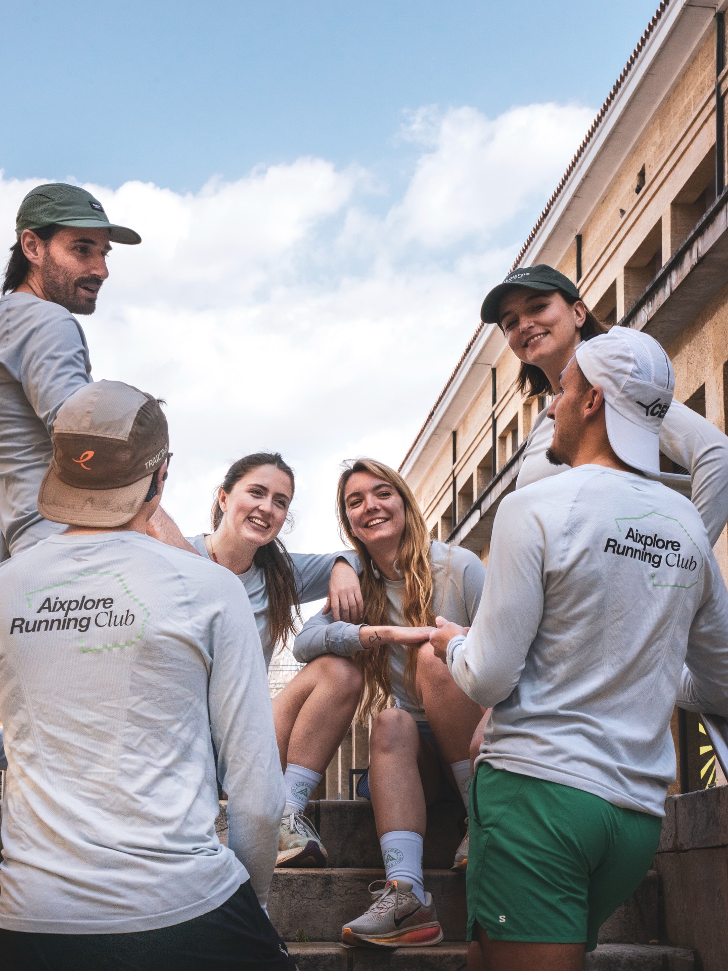 Membres du club détente après la course